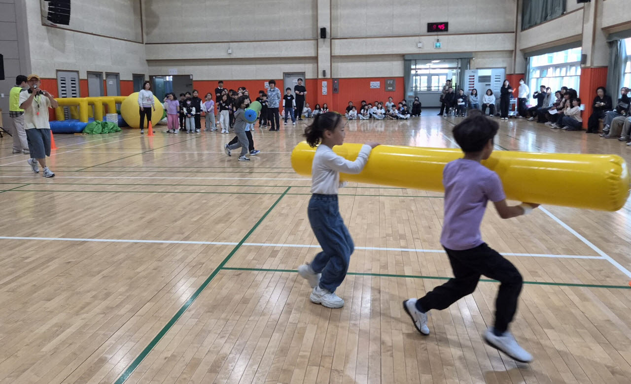충북 영동군 이수초등학교가 지난 16일 교내 체육관에서 학생, 학부모, 지역 주민이 참여하는 '2026학년도 이수 한마당 큰잔치'를 열고 있다. 사진은 기사 내용과 직접 관련이 없음.(사진=뉴시스)