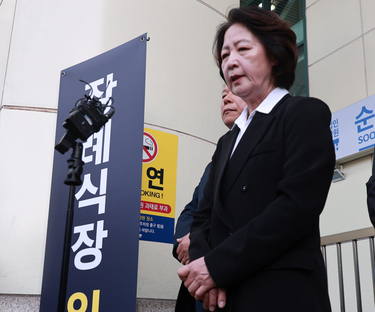 추미애 경기도지사가 17일 경기도 부천 공장 화재로 순직한 고(故) 김진석 소방위의 순천향대 부천병원 빈소 앞에서 발언하고 있다 (사진=연합뉴스)