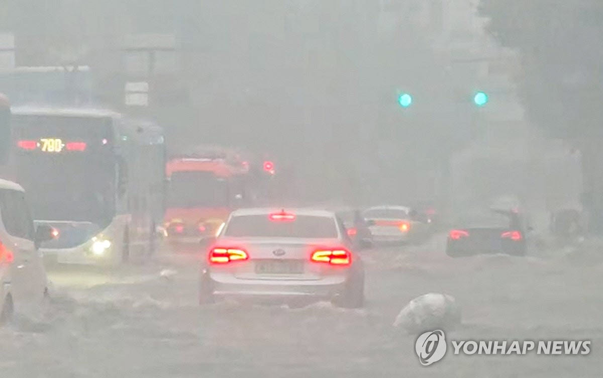 18일 서울 3호선 연신내역 인근 도로가 빗물로 침수됐다. (사진=연합뉴스)
