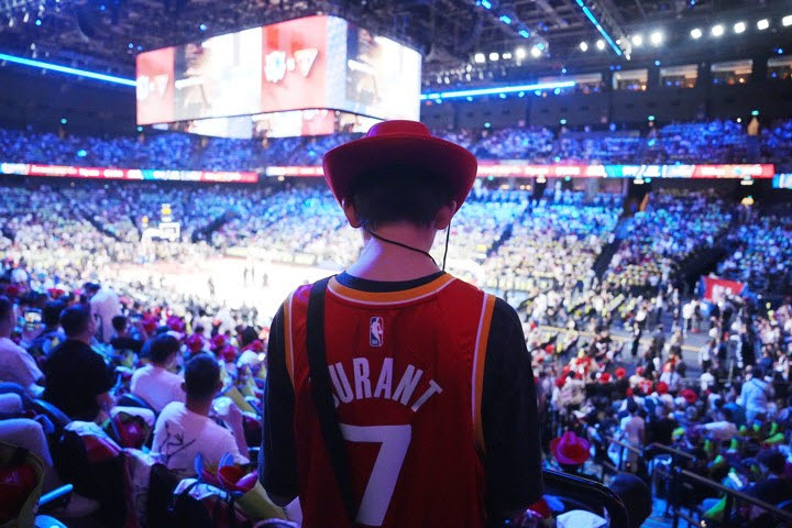 마카오에서 열린 NBA 시범경기에 경기장을 가득 메운 농구팬들. 사진=AFPBBNews
