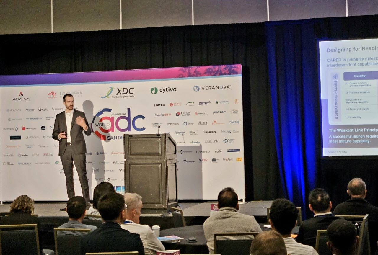 마크 스투더 삼성바이오로직스 ADC·mRNA 오퍼레이션 팀장이 14일(현지시간) 미국 캘리포니아주 샌디에이고에서 열린 '2026 월드 ADC 샌디에이고(World ADC San Diego 2026)' 행사에서 삼성바이오로직스의 ADC 상업 생산 역량 확보를 위한 노력과 성과에 대한 발표를 진행하고 있다. (사진= 삼성바이오로직스)