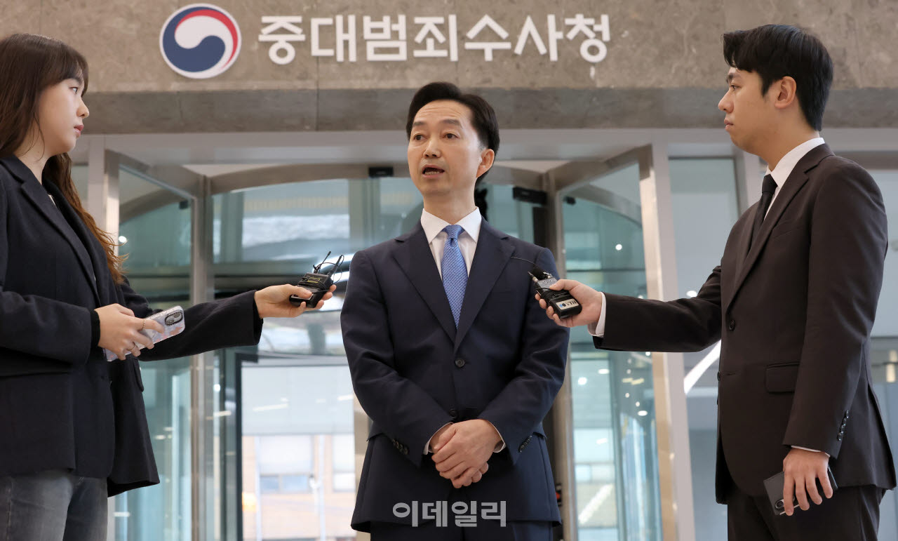 [이데일리 방인권 기자] 김지용 초대 중대범죄수사청장이 19일 서울 중구 중수청으로 출근하며 도어스테핑을 하고 있다.