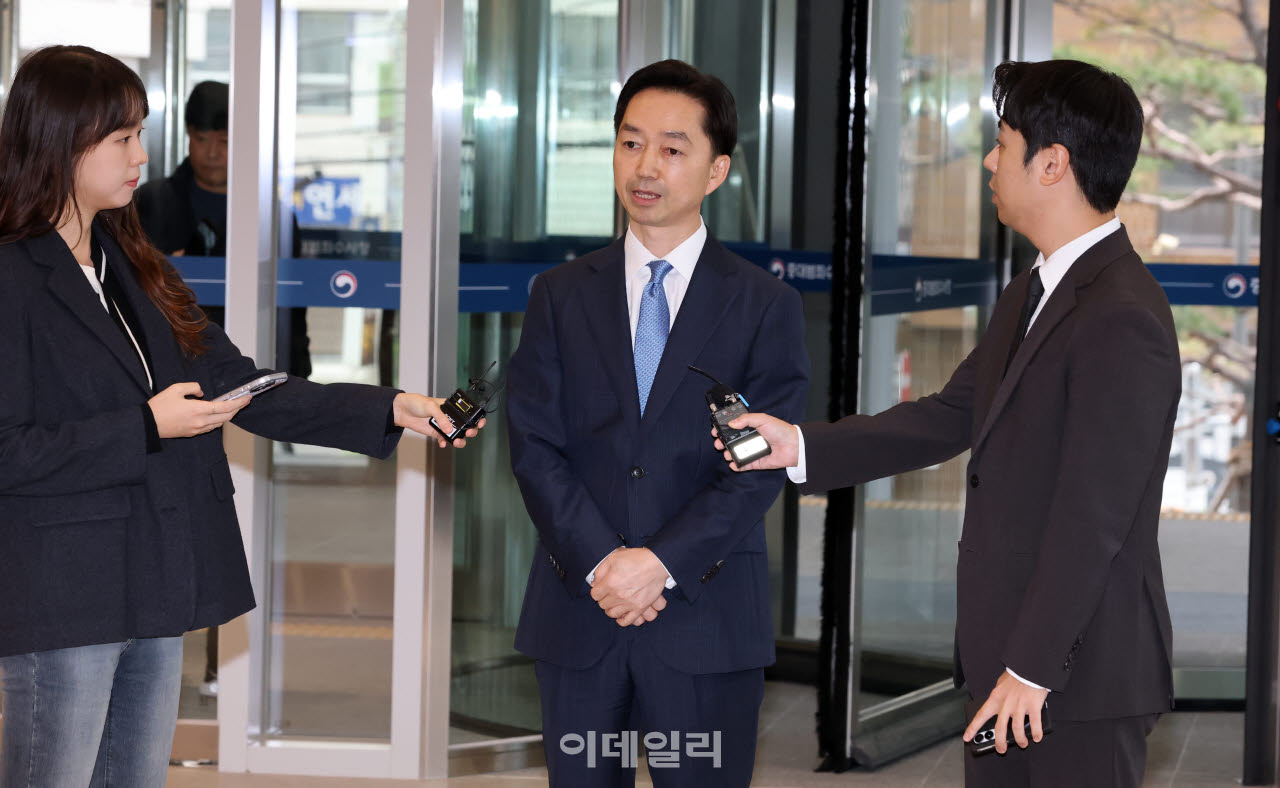 [이데일리 방인권 기자] 김지용 초대 중대범죄수사청장이 19일 서울 중구 중수청으로 출근하며 도어스테핑을 하고 있다.