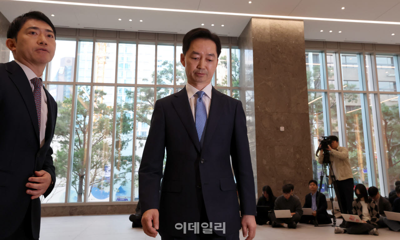 [이데일리 방인권 기자] 김지용 초대 중대범죄수사청장이 19일 서울 중구 중수청으로 출근하고 있다.