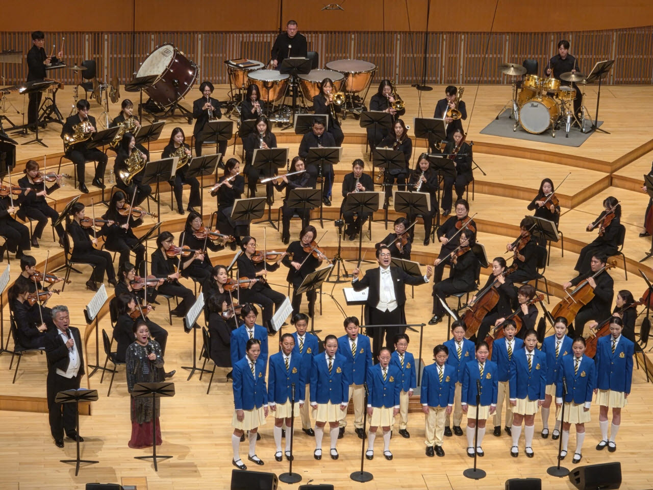 지난 17일 오후 서울 송파구 롯데콘서트홀에서 열린 자선 연주회 '2026 삶과 나눔 콘서트'에서 조익현 지휘자의 지도 아래 ‘행복나무 소년소녀 합창단’이 공연하고 있다.(사진=태광산업 제공)
