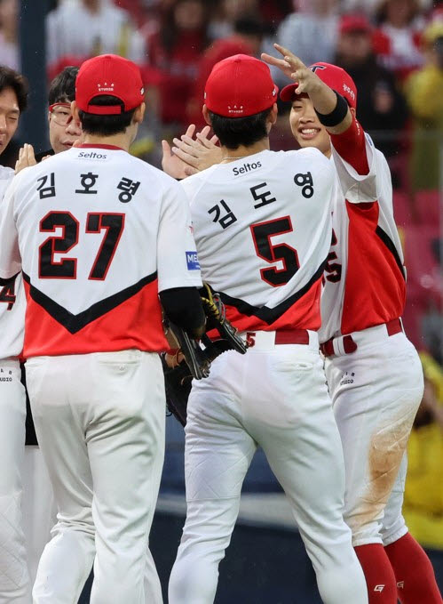 18일 광주기아챔피언스필드에서 열린 프로야구 2026 포스트시즌 준플레이오프 2차전 LG트윈스와 KIA타이거즈의 경기. KIA 김도영과 박재현이 6-3 승리를 기뻐하고 있다. 사진=연합뉴스
