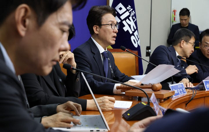 김민석 더불어민주당 대표가 19일 국회에서 열린 최고위원회의에서 발언하고 있다.(사진=연합뉴스)