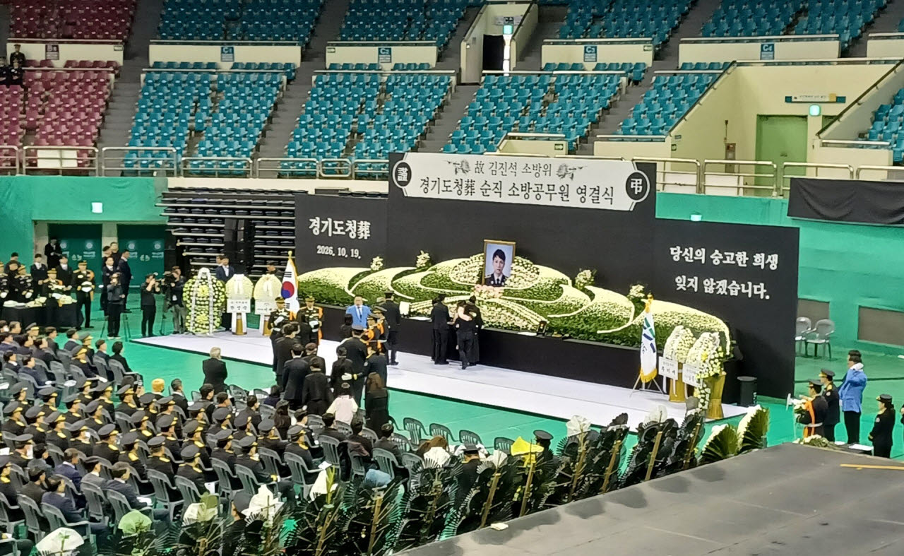 19일 부천실내체육관에서 거행된 고 김진석 소방위의 영결식에서 유가족이 헌화하고 있다. (사진 = 이종일 기자)