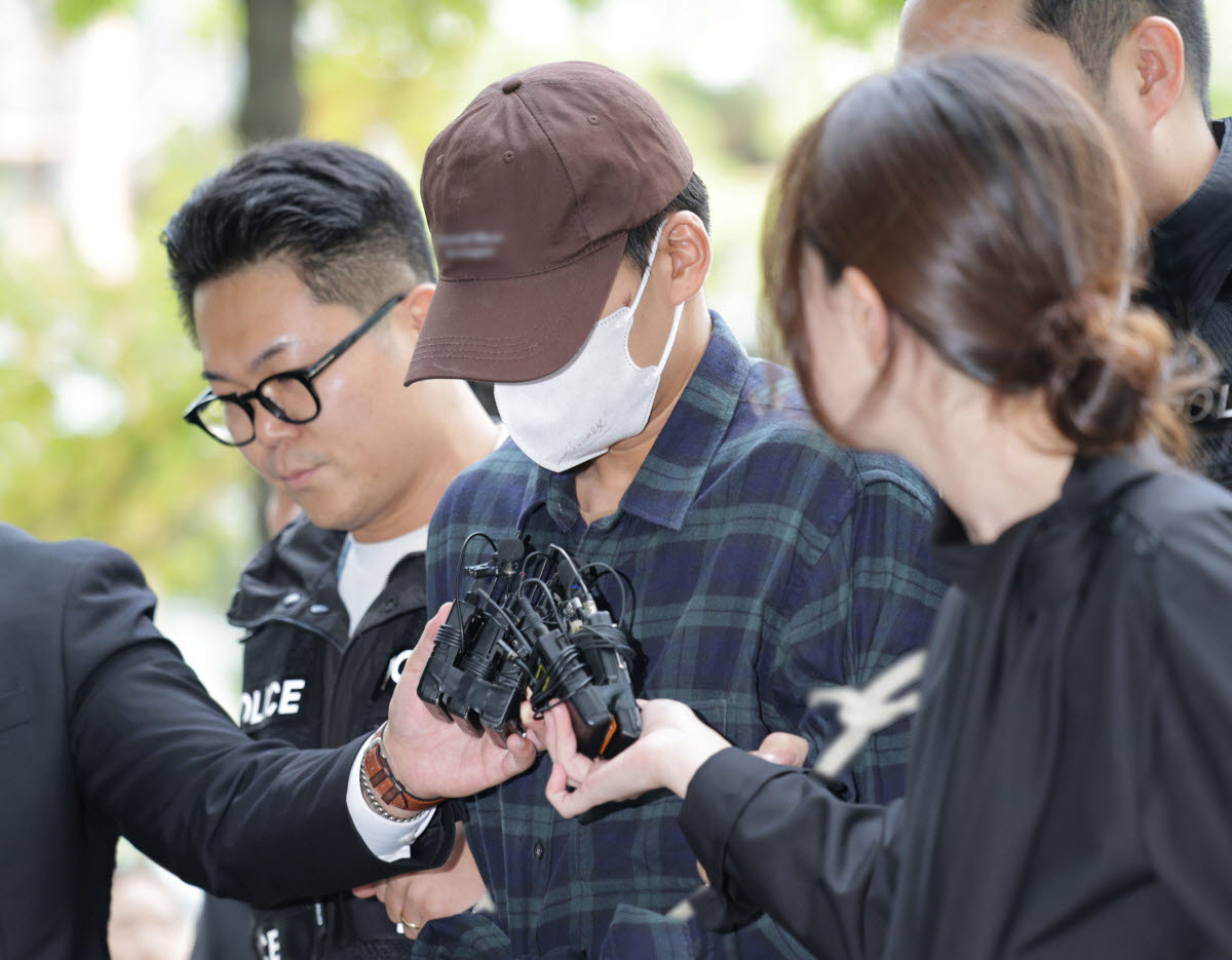 '장모 살인·아내 납치' 피의자가 지난 13일 구속 전 피의자 심문(영장실질심사)에 출석하고 있다.(사진= 연합뉴스)