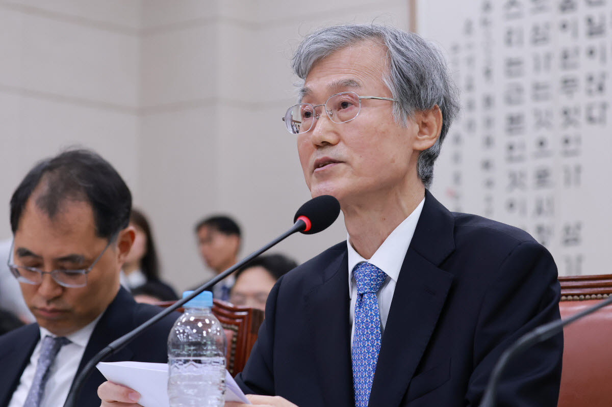 조희대 대법원장이 6일 국회 법제사법위원회에서 열린 대법원 등에 대한 국정감사에서 법사위원 질문에 답하고 있다. (사진=뉴시스)