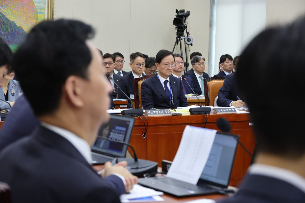 이찬진 금융감독원장이 19일 여의도 국회에서 열린 정무위원회의 금융감독원 등에 대한 국정감사에 출석해 의원의 ETF 관련 질의를 듣고 있다. (사진=뉴시스)