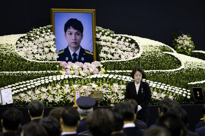 추미애 경기도지사가 19일 경기도 부천 원미구 부천체육관에서 열린 '고 김진석 소방위 영결식'에서 영결사를 마친 뒤 자리에 앉고 있다.(사진=연합뉴스)
