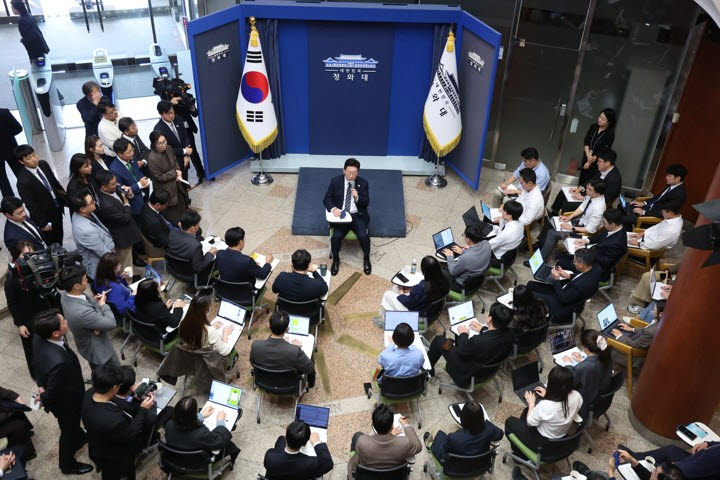 이재명 대통령이 19일 언론인들의 취재 공간인 청와대 춘추관 로비에서 기자들과 간담회를 하고 있다. (사진=연합뉴스)