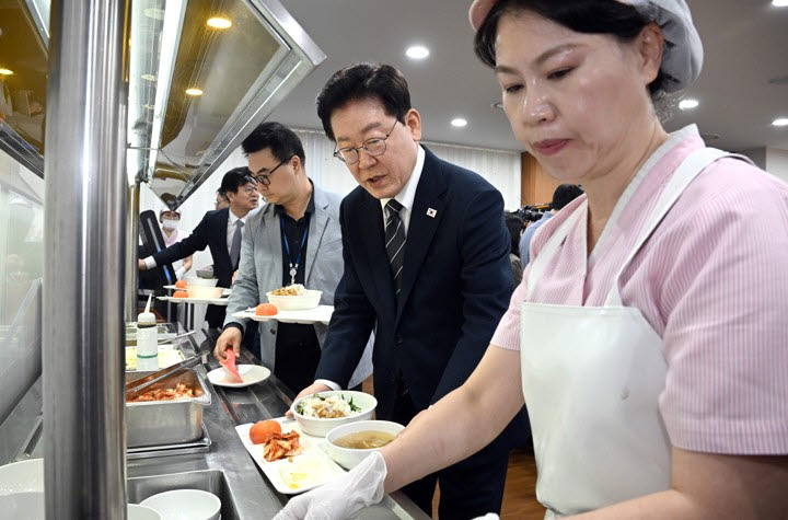 이재명 대통령이 19일 언론인들의 취재 공간인 청와대 춘추관 식당을 찾아 오찬 배식을 받고 있다. (사진=연합뉴스)