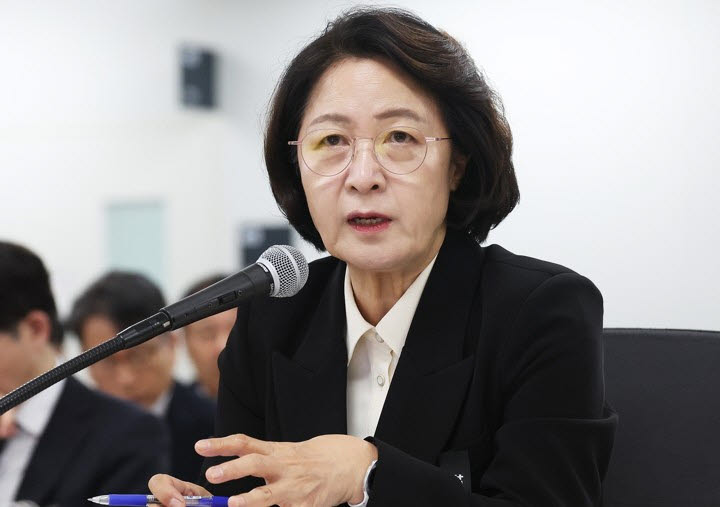 추미애 경기도지사가 19일 경기도 수원시 경기도청에서 열린 국회 국토교통위원회의 경기도에 대한 국정감사에서 위원 질의에 답변하고 있다.(사진=연합뉴스)