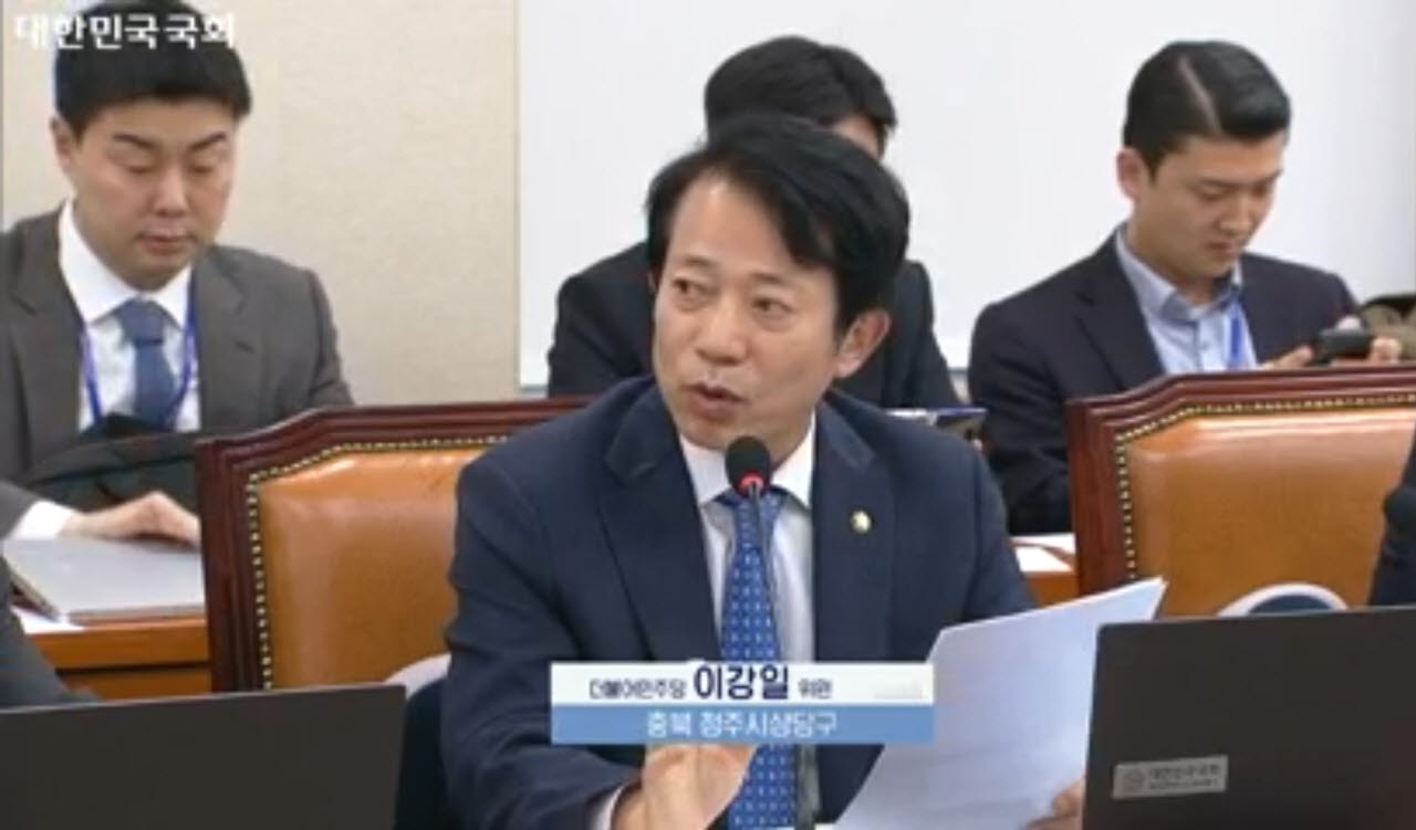 이강일 더불어민주당 의원이 19일 서울 여의도 국회에서 금감원 대상으로 열린 정무위원회 국정감사에서 이찬진 금융감독원장에게 질의를 하고 있다. (사진=국회의사중계시스템 갈무리)
