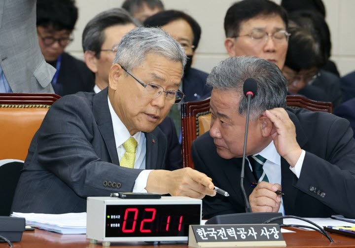 19일 국회에서 열린 기후에너지환경노동위원회 국정감사에서 김동철 한국전력 사장(왼쪽)과 김성진 한국전력거래소 이사장이 얘기를 나누고 있다.(사진=연합뉴스)