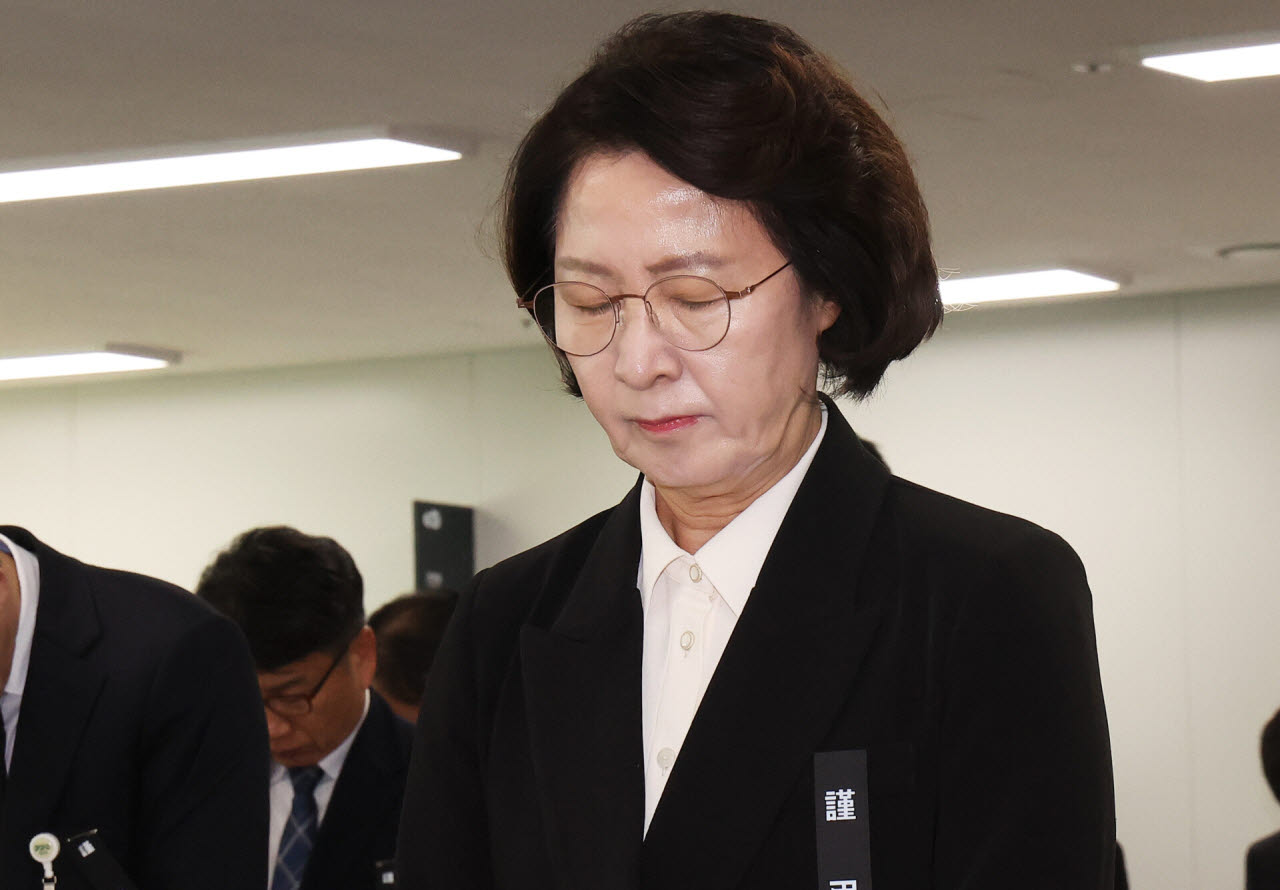 추미애 경기도지사가 19일 경기도 수원시 경기도청에서 열린 국회 국토교통위원회의 경기도에 대한 국정감사에서 부천 공장 화재 진압 중 순직한 고 김진석 소방위를 추모하며 묵념하고 있다.(사진=연합뉴스)