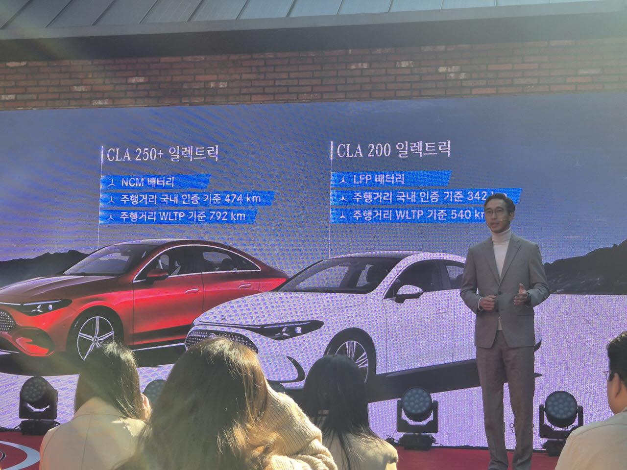 김은중 벤츠코리아 제품 및 세일즈 부문 총괄 부사장이 차량에 대해 설명하고 있다. (사진=이윤화 기자)