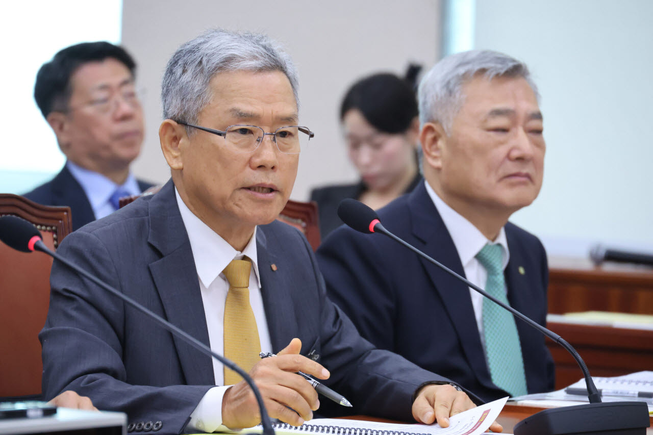 김동철 한국전력공사 사장이 12일 서울 여의도 국회에서 열린 산업통상자원중소벤처기업위원회의 대한무역투자진흥공사 등에 대한 국정감사에서 의원 질의에 답변하고 있다.(사진=뉴스1)