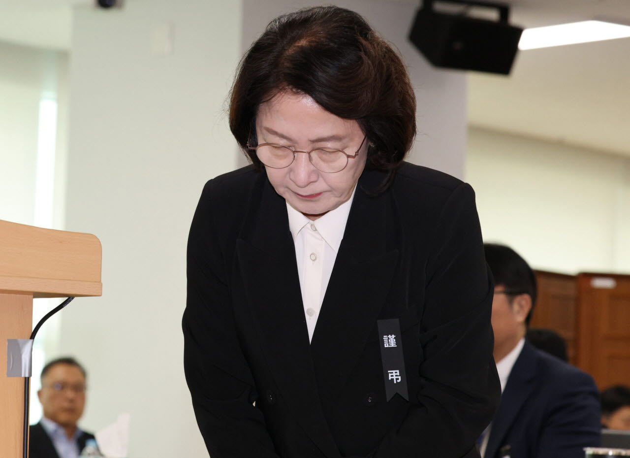 추미애 경기도지사가 19일 경기 수원시 경기도청에서 열린 국회 국토교통위원회 경기도 국정감사에 앞서 소방 예산 '재정 빨대' 발언에 대해 사과하고 있다.(사진=뉴시스)