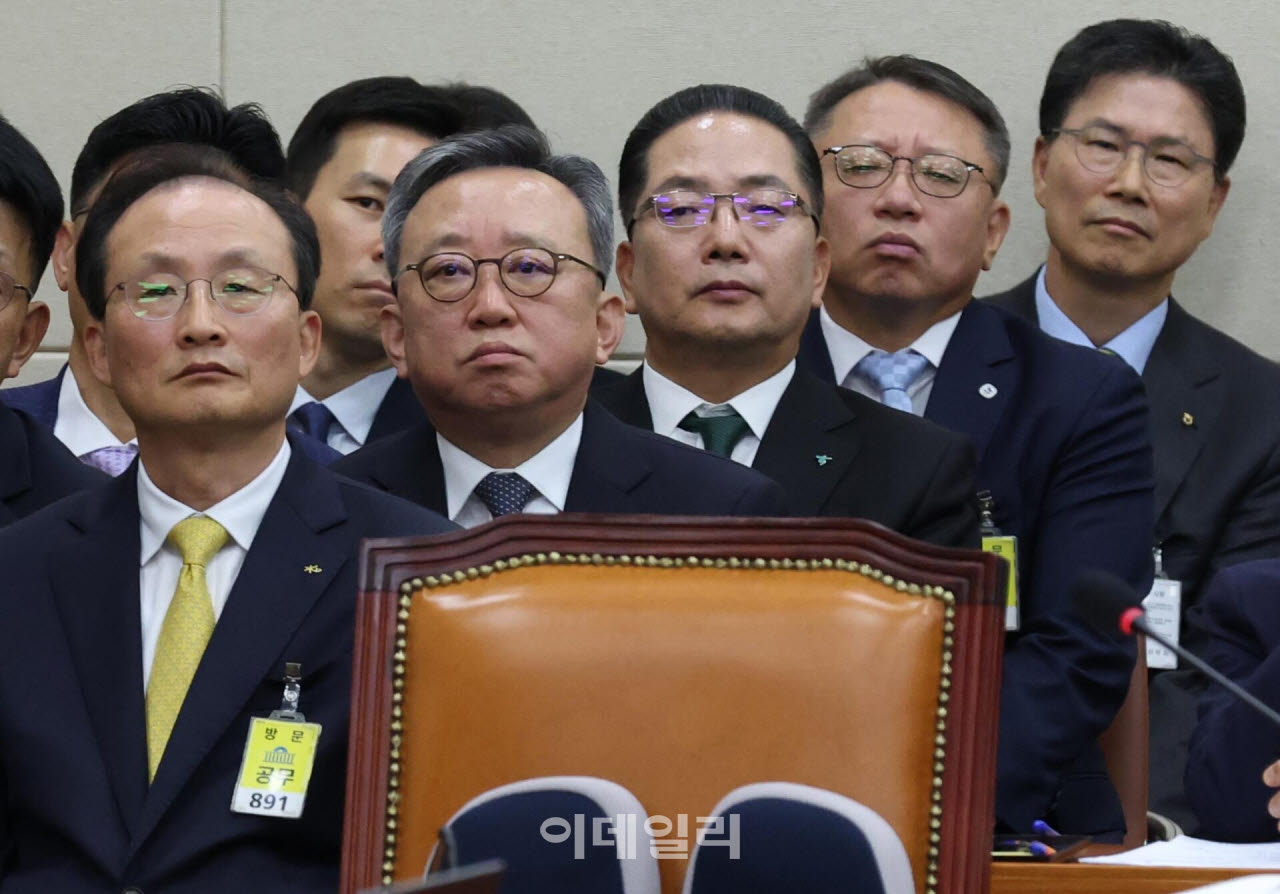 [이데일리 노진환 기자] 이환주(왼쭉부터) KB국민은행장, 정상혁 신한은행장, 이호성 하나은행장, 정진완 우리은행장, 강태영 NH농협은행장이 19일 서울 여의도 국회 정무위원회에서 열린 금융감독원 등에 대한 국정감사에 출석, 굳은 표정을 보이고 있다.
