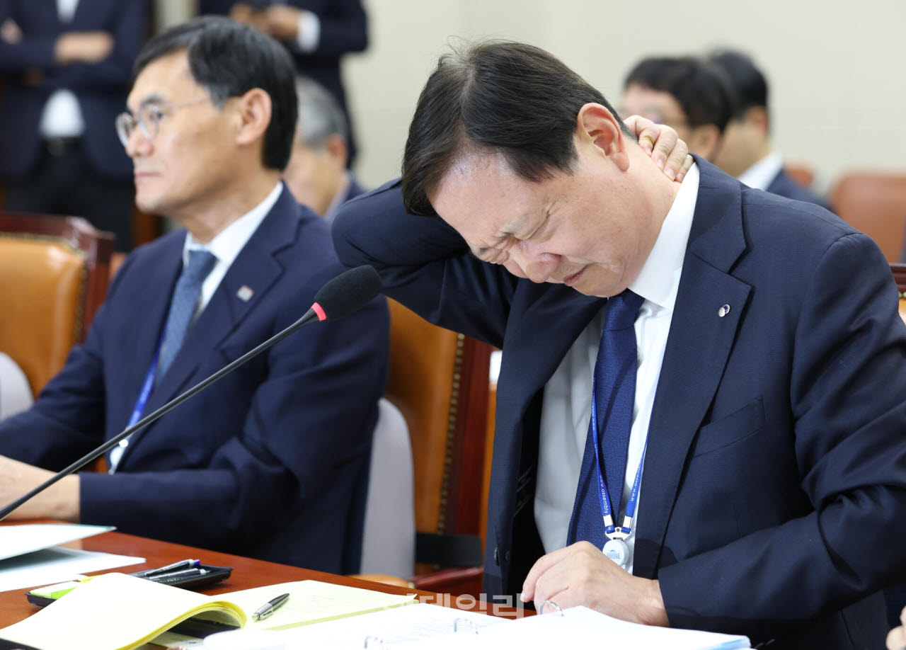 [이데일리 노진환 기자] 이찬진 금융감독원장이 19일 서울 여의도 국회 정무위원회에서 열린 금융감독원 등에 대한 국정감사에 출석, 얼굴을 찡그리며 뒷목을 잡고 있다.