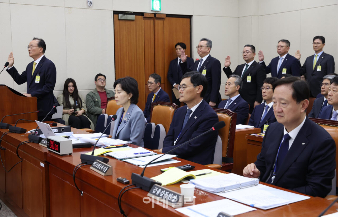 [이데일리 노진환 기자] 이환주 KB국민은행장(왼쪽)을 비롯한 시중 은행장들이 19일 서울 여의도 국회 정무위원회에서 열린 금융감독원 등에 대한 국정감사에 출석, 증인 선서를 하고 있다. 왼쪽부터 이환주 KB국민은행장, 정상혁 신한은행장, 이호성 하나은행장, 정진완 우리은행장, 강태영 NH농협은행장.