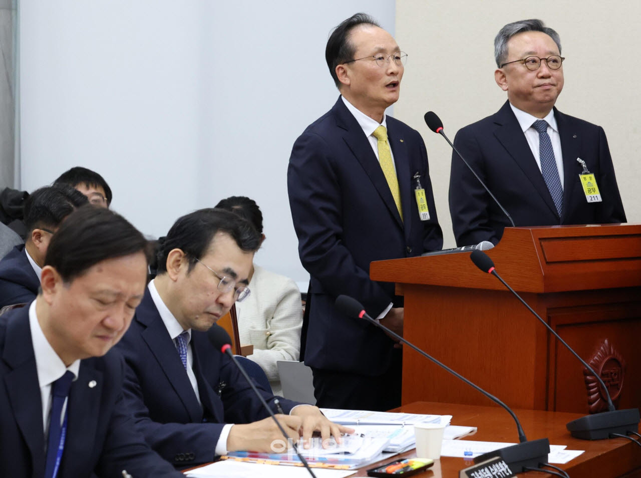 [이데일리 노진환 기자] 이환주 KB국민은행장이 19일 서울 여의도 국회 정무위원회에서 열린 금융감독원 등에 대한 국정감사에 출석, 질의에 답변하고 있다. 오른쪽은 정상혁 신한은행장.