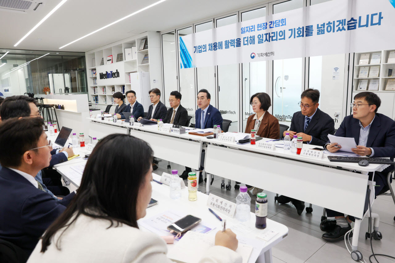 박홍근(가운데) 기획예산처 장관이 19일 서울 종로구 메디인테크에서 열린 민간 일자리 확대를 위한 현장 간담회에서 발언하고 있다. (사진=기획예산처)