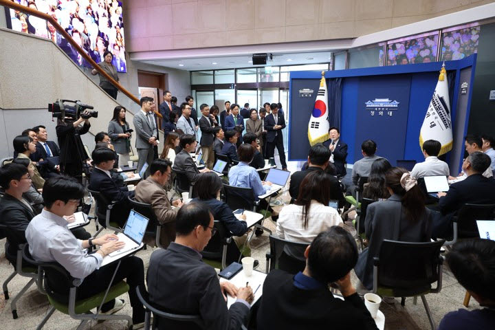 이재명 대통령이 19일 언론인들의 취재 공간인 청와대 춘추관 로비에서 기자들과 간담회를 하고 있다. (사진=연합뉴스)