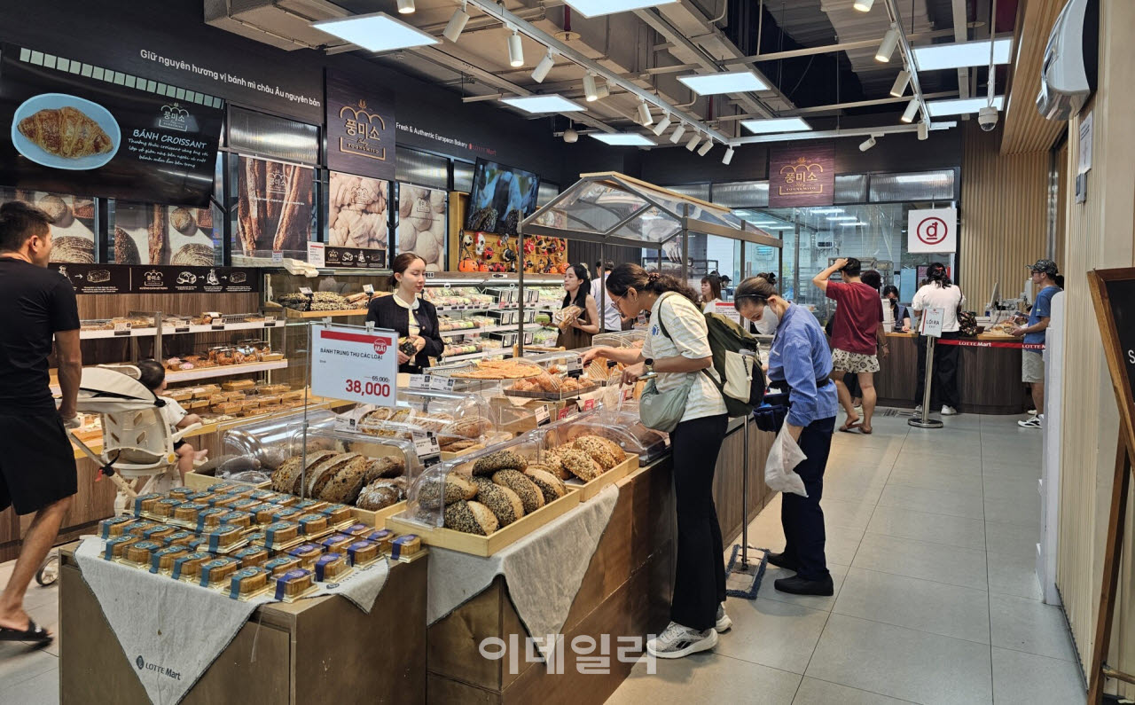 지난 9일 베트남 하노이의 롯데마트 웨스트레이크점 '풍미소' 앞에 현지인들이 한국식 빵을 구매하려 둘러보고 있다. (사진=이데일리 경계영 기자)