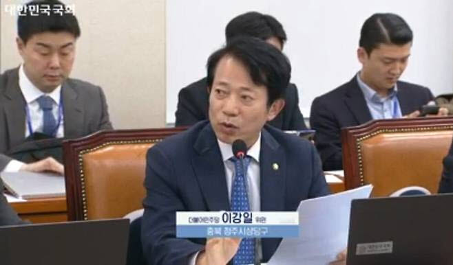 이강일 더불어민주당 의원이 19일 서울 여의도 국회에서 금감원 대상으로 열린 정무위원회 국정감사에서 이찬진 금융감독원장에게 질의를 하고 있다. (사진=국회의사중계시스템 갈무리)