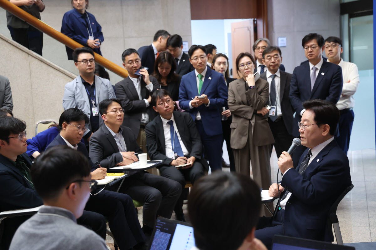 이재명 대통령이 19일 언론인들의 취재 공간인 청와대 춘추관 로비에서 기자들과 간담회를 하고 있다. (사진=연합뉴스)