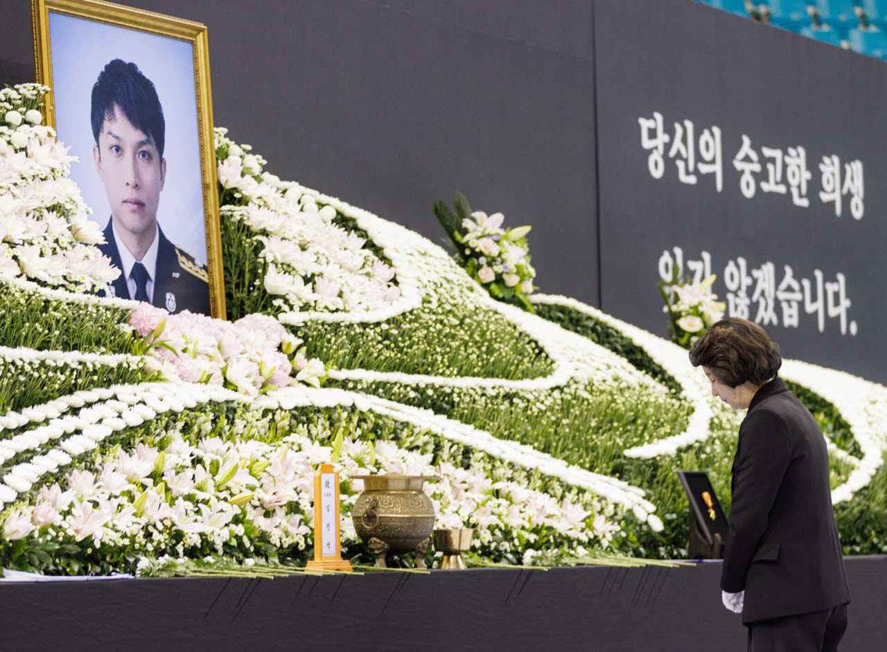 19일 오전 부천체육관에서 진행된 화재현장 순직소방공무원 영결식에서 추미애 경기도지사가 헌화 및 분향을 하고 있다.(사진=경기도)