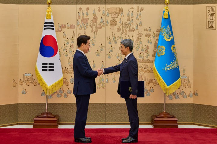 이재명 대통령이 19일 청와대에서 강신철 국방장관에게 임명장을 수여하고 있다. (사진=연합뉴스)