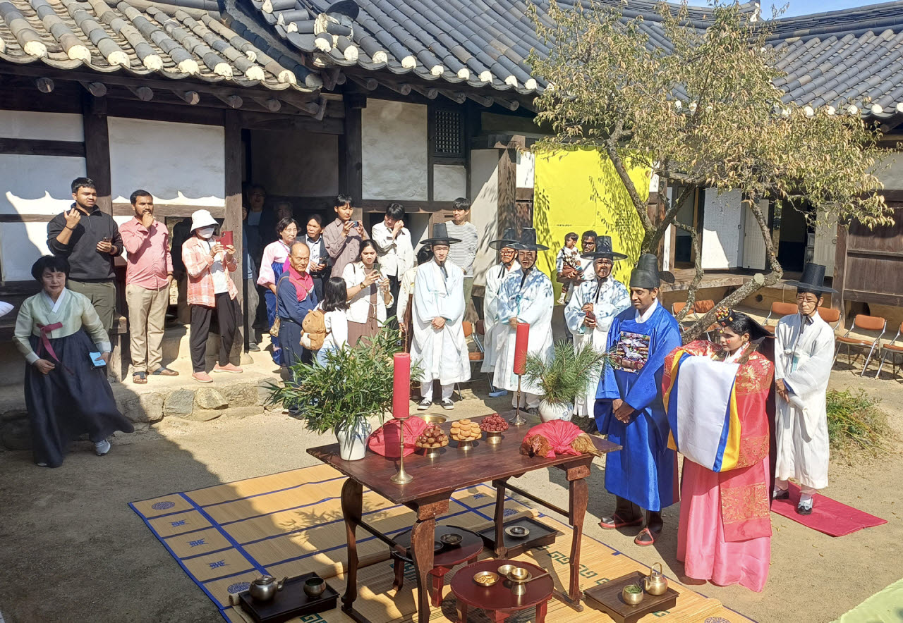 경북도가 지원하는 영남대 박물관 주관 ‘2026 경상북도 외국인 대상 전통혼례 시범사업’이 지난 10월 11일부터 영남대 민속촌에서 시작됐다. (사진=영남대)