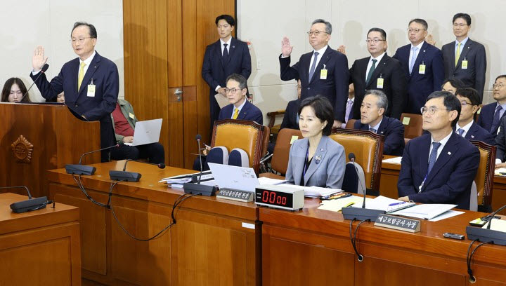 이환주 KB국민은행장(왼쪽)을 비롯한 시중 은행장들이 19일 국회 정무위원회에서 열린 금융감독원 등에 대한 국정감사에서 선서하고 있다. 선서자 왼쪽부터 이 은행장, 정상혁 신한은행장, 이호성 하나은행장, 정진완 우리은행장, 강태영 NH농협은행장.(사진=연합뉴스)
