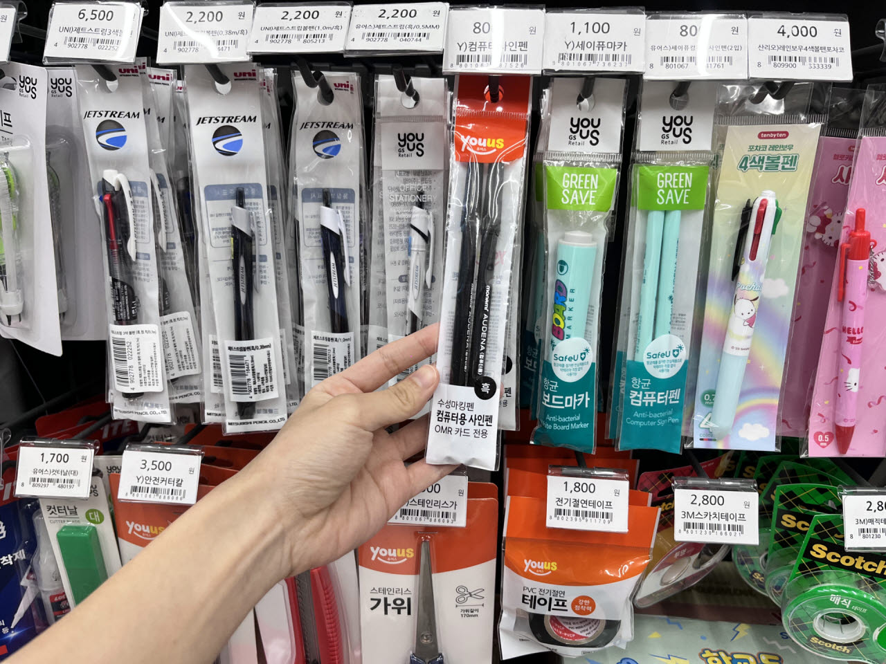 GS25 매장에서 한 고객이 진열된 필기구를 살펴보고 있다. 편의점이 공책과 볼펜, 지우개 등 기본 학용품을 손쉽게 구매할 수 있는 생활밀착형 문구 판매처로 떠오르고 있다. (사진=GS리테일)
