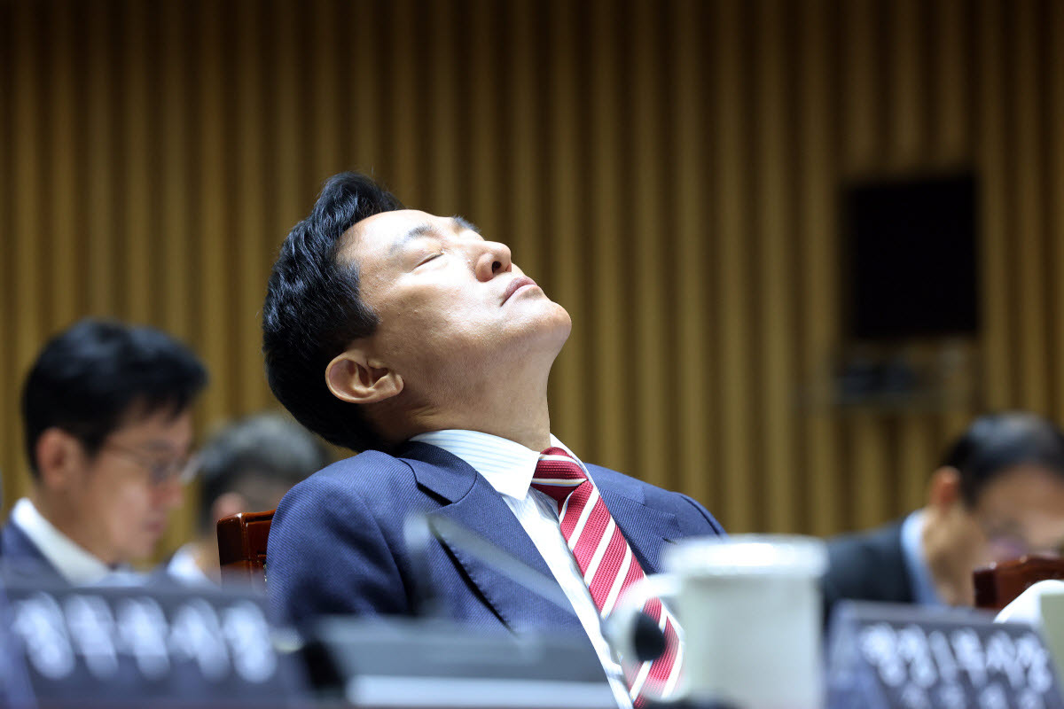 오세훈 서울시장이 19일 서울시청에서 열린 서울시에 대한 국회 국토교통위원회 국정감사에서 생각에 잠겨 있다.(사진=연합뉴스)