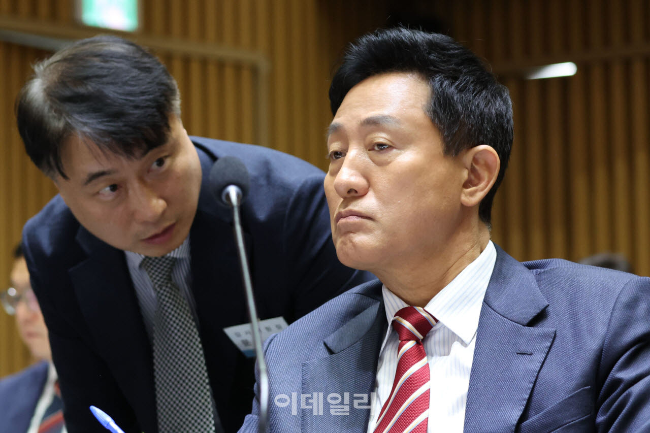 오세훈 서울시장이 19일 오전 서울 중구 서울시청에서 열린 국회 국토교통위원회 서울시 국정감사에 참석해 관계자의 설명을 듣고 있다.(사진=이데일리 이영훈 기자)