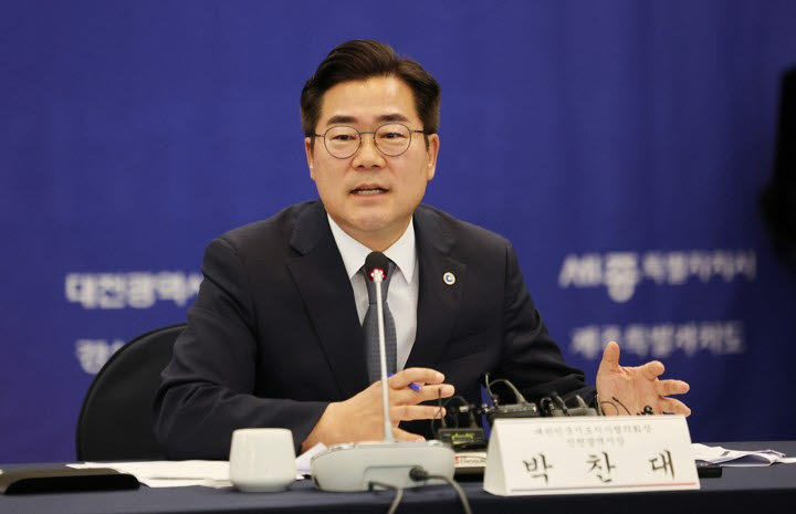박찬대 대한민국시도지사협의회장이 19일 서울 중구 한국프레스센터에서 기자간담회를 하고 있다. (사진= 연합뉴스)