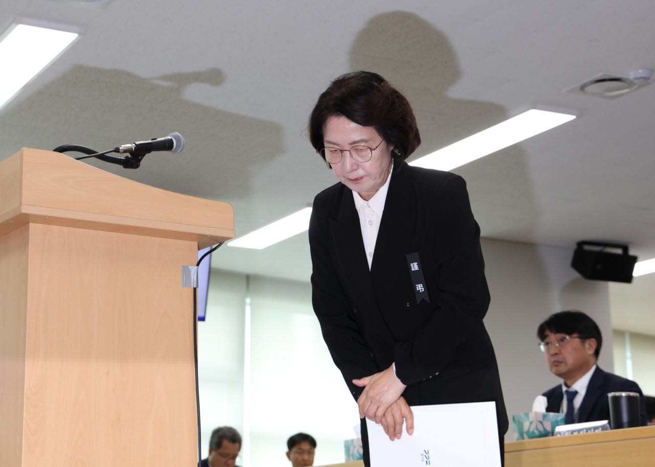 19일 경기도청에서 진행된 국회 국토위 국정감사에서 추미애 경기도지사가 '소방 재정 빨대' 발언에 대해 사과하고 있다.(사진=뉴스1)