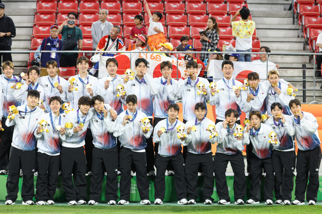 대한민국 아시안게임 축구대표팀 선수들이 지난 3일 일본 아이치현 도요타 스타디움에서 열린 2026 아이치·나고야 아시안게임 축구 결승전 시상식에서 기념촬영을 하고 있다. (사진=뉴스1)