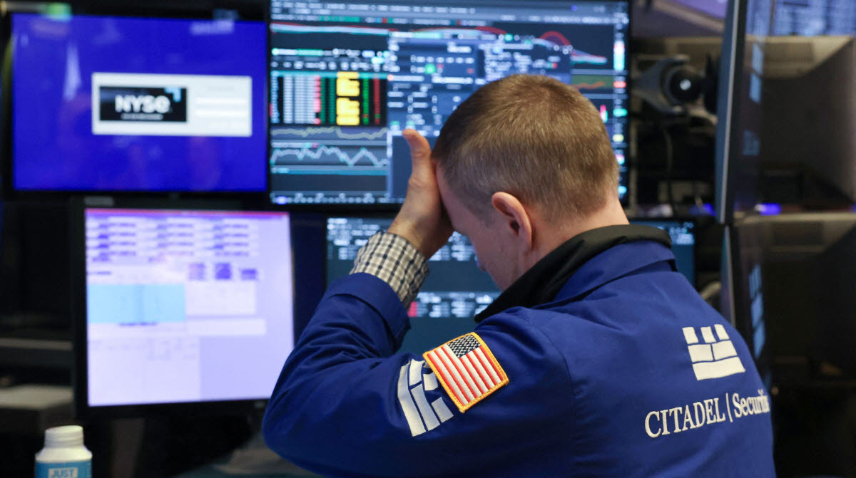 미국 뉴욕증권거래소(NYSE)에서 한 트레이더가 업무를 보고 있다.(사진=AFP)