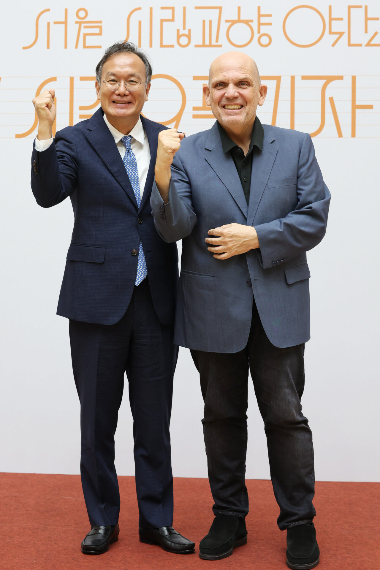 정재왈 서울시립교향악단 대표이사(왼쪽), 얍 판 츠베덴 음악감독이 19일 서울 종로구 세종문화회관에서 열린 서울시립교향악단 2027 시즌 오픈 기자간담회에서 기념촬영을 하고 있다. (사진=연합뉴스)