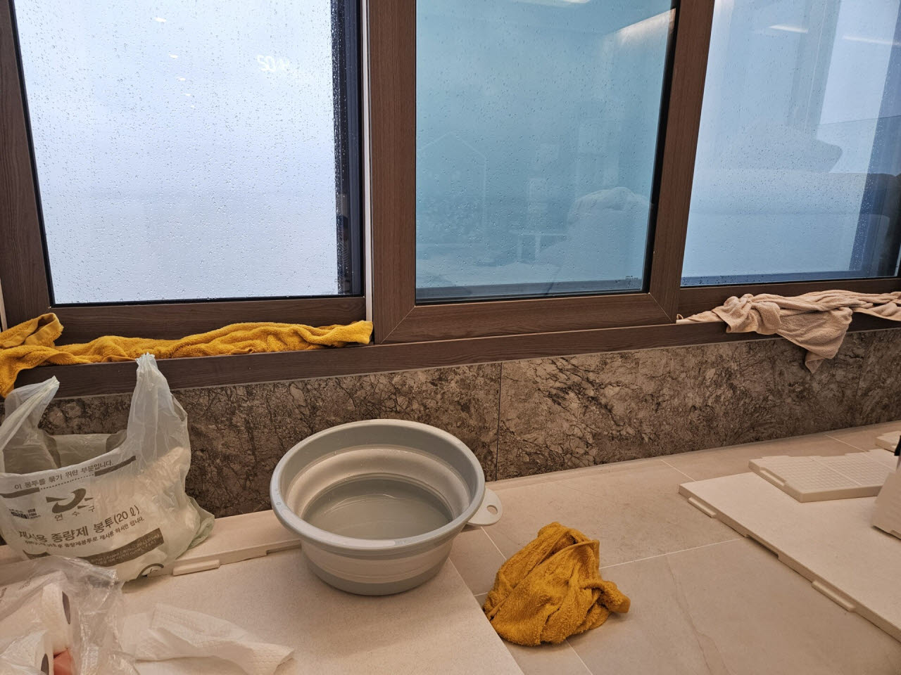 첨부용 폭우로 침수 피해를 입었다는 인천 송도국제도시 한 아파트 세대(사진=뉴시스)