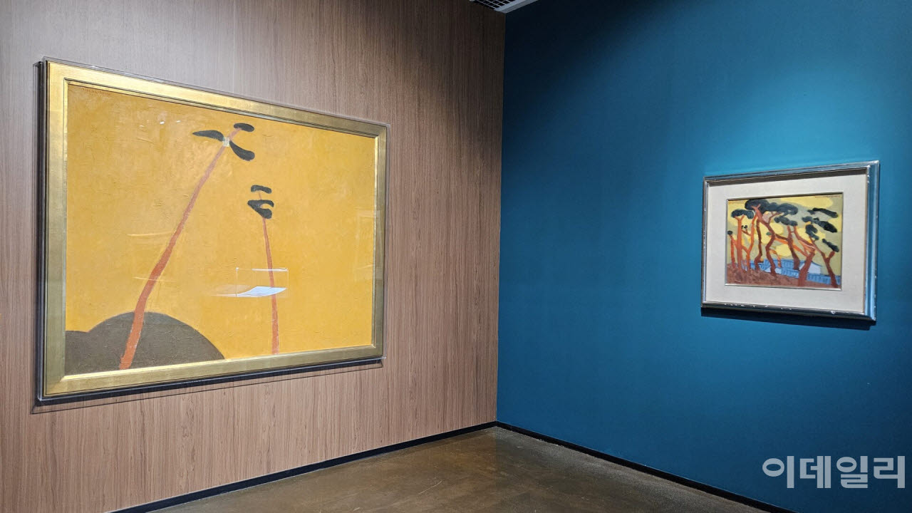 임직순의 ‘소나무가 있는 풍경’(1989, 130.3×162.2㎝·왼쪽)과 ‘풍경’(1990, 45.5×53㎝). 만년에 접어들면서 대상의 형체는 덜어내고 색에 더 집중했다(사진=오현주 문화전문기자).