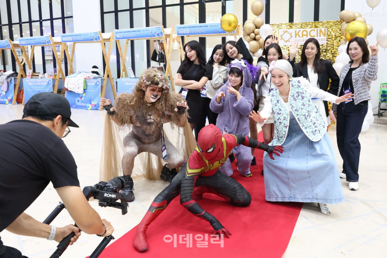 16~17일 이틀간 경기도 고양시 고양꽃전시관에서 열린 '2026 콘텐츠유니버스 코리아'에서 인플루언서들이 콘텐츠를 제작하고 있다. ‘무한 확장하는 콘텐츠 이코노미’를 주제로 열린 이번 행사는 하나의 콘텐츠가 IP(지식재산권)와 팬덤을 거쳐 다양한 산업과 시장으로 확장되는 변화와 흐름, 새로운 비즈니스 가능성을 한자리에서 살펴볼 수 있는 자리로 마련됐다.(사진=이데일리 이영훈 기자)