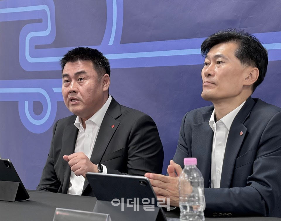 김경엽 롯데이노베이트 대표이사(왼쪽)와 윤태은 모빌리티부문장이 19일 강릉 ITS 세계총회 현장에서 열린 기자간담회에서 취재진의 질문에 답하고 있다. (사진=신영빈 기자)